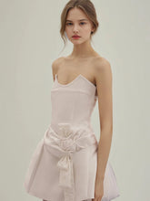 Mini-robe sans manches à une épaule avec nœud papillon